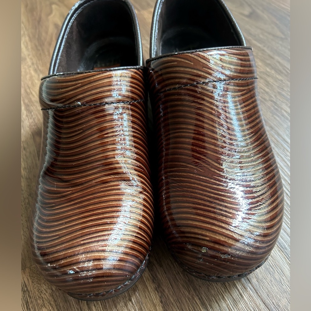 DANSKO XP Brown Patent Leather Nurse Clogs Slip Resistant Work Shoes Sz 39 / 8.5 - Picture 4 of 12